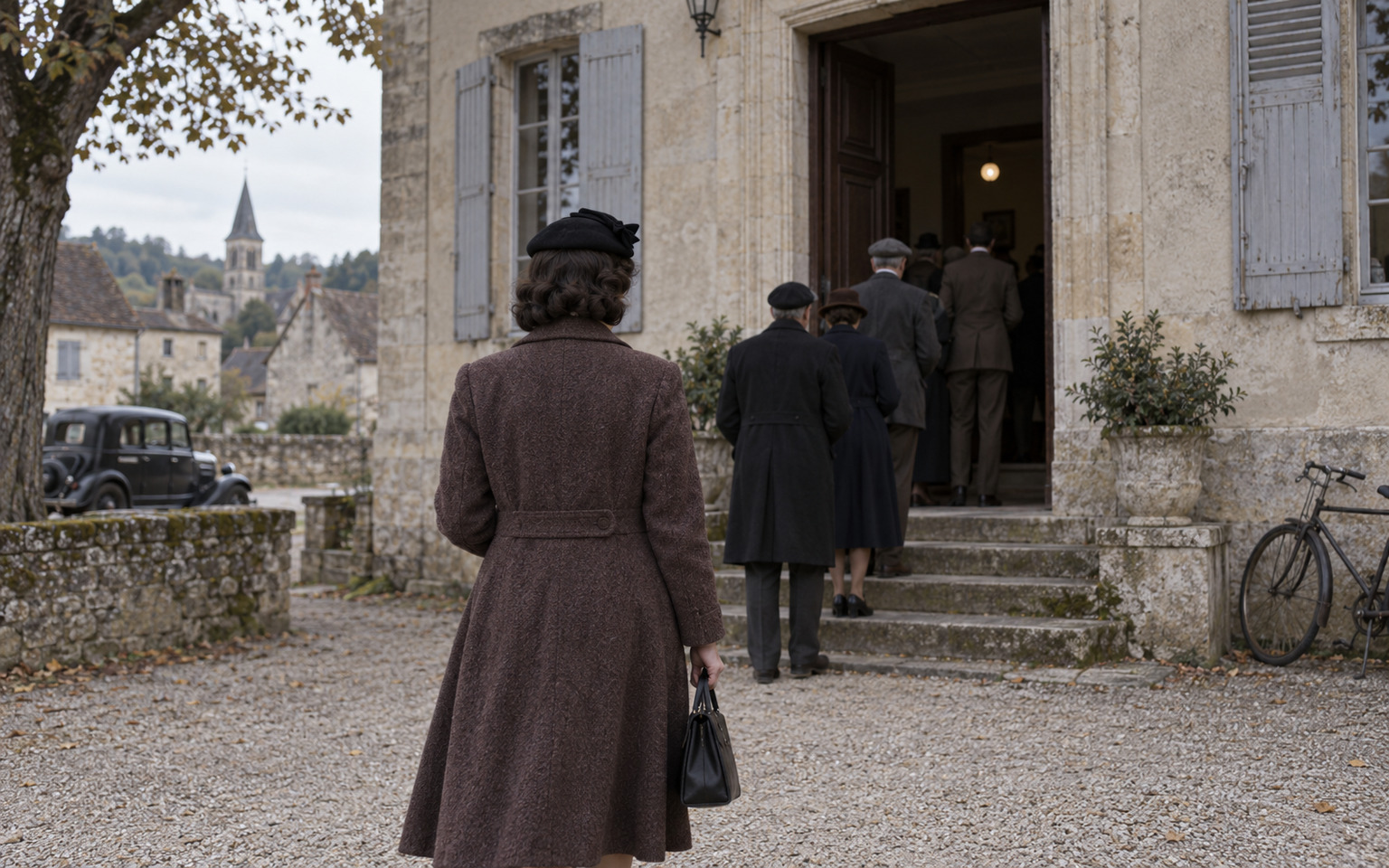 Une femme glisse son bulletin dans l'urne pour la première fois
