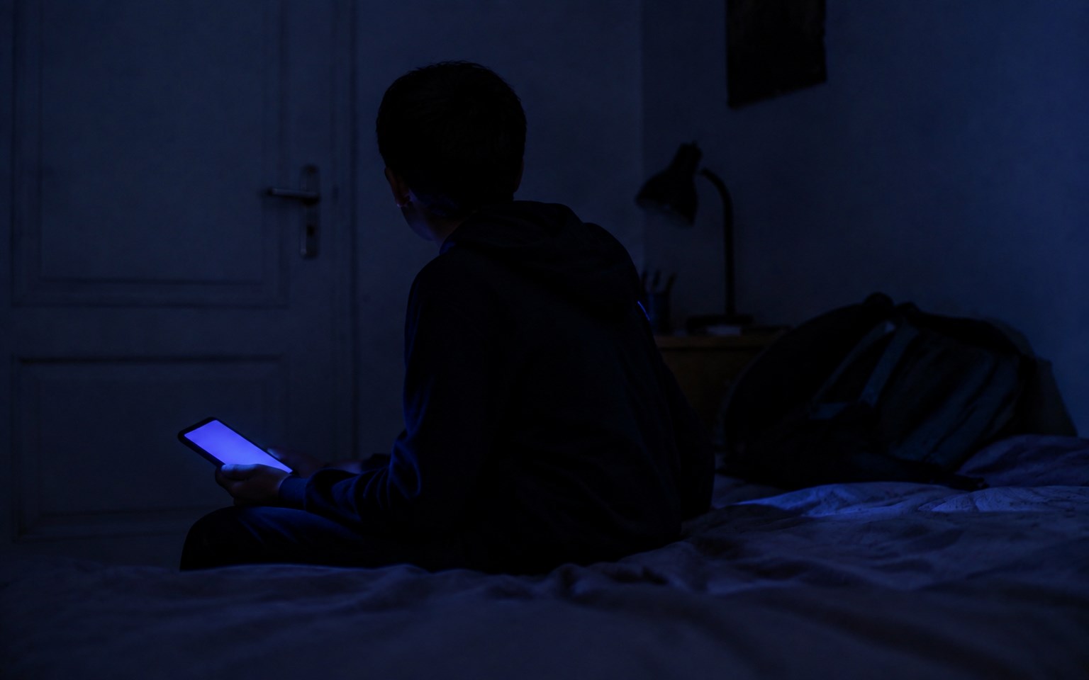 Léo assis dans le calme, le téléphone à la main, relisant le message avec un regard apaisé